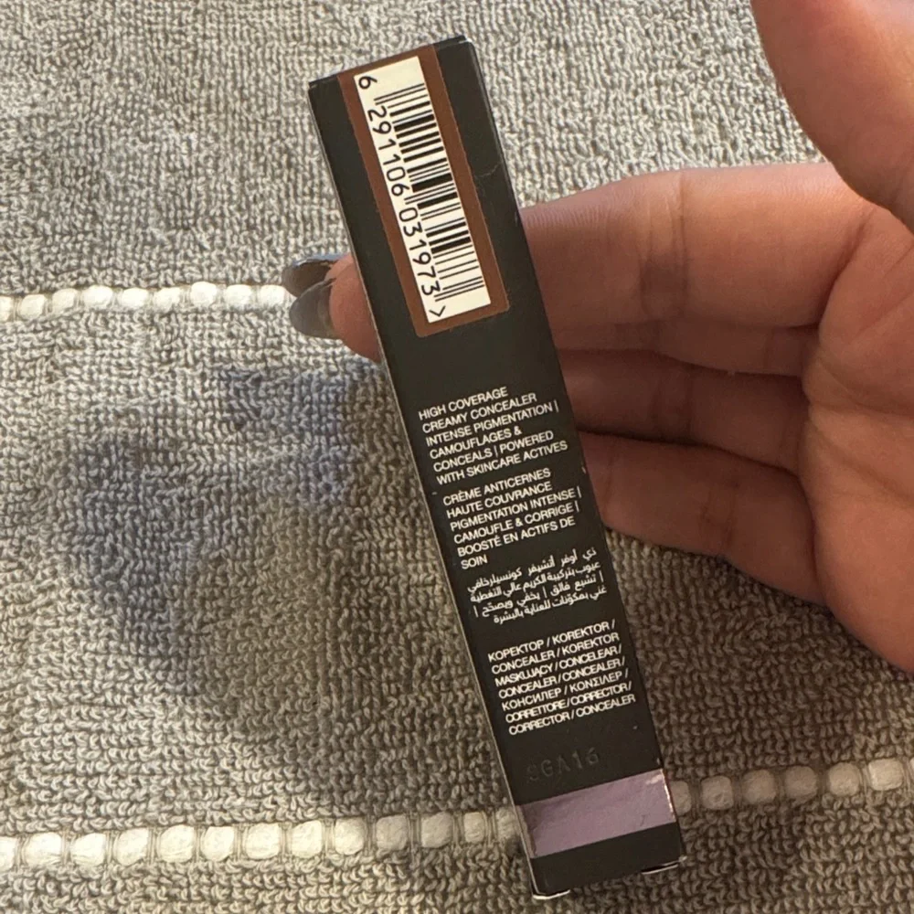 NIB HUDA BEAUTY Overachiever Concealer - Black and Gold
